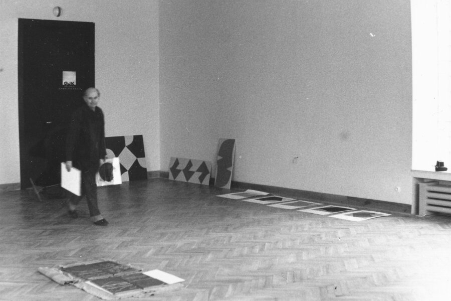 Jan Rajlich během instalace výstavy; z archivu Jany Vránové